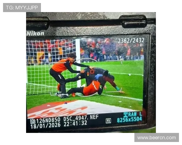 从门迪毛巾风波看赛场体育精神与尊重的边界反思在国际足球赛事中